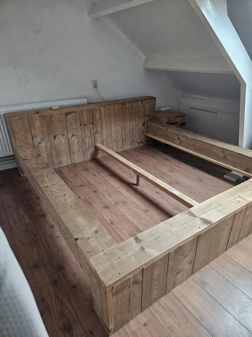 Tweepersoonsbed van steigerhout 180 bij 200