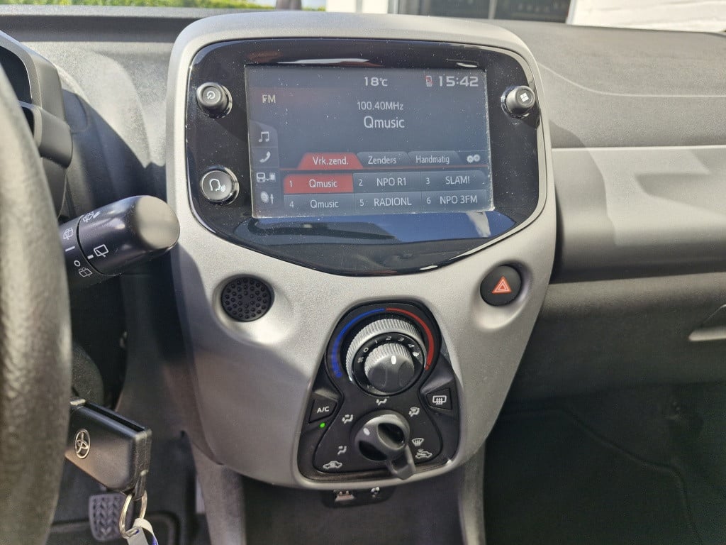 Toyota Aygo 1.0 vvt-i x-play automaat | apple carplay | andoid auto | achte