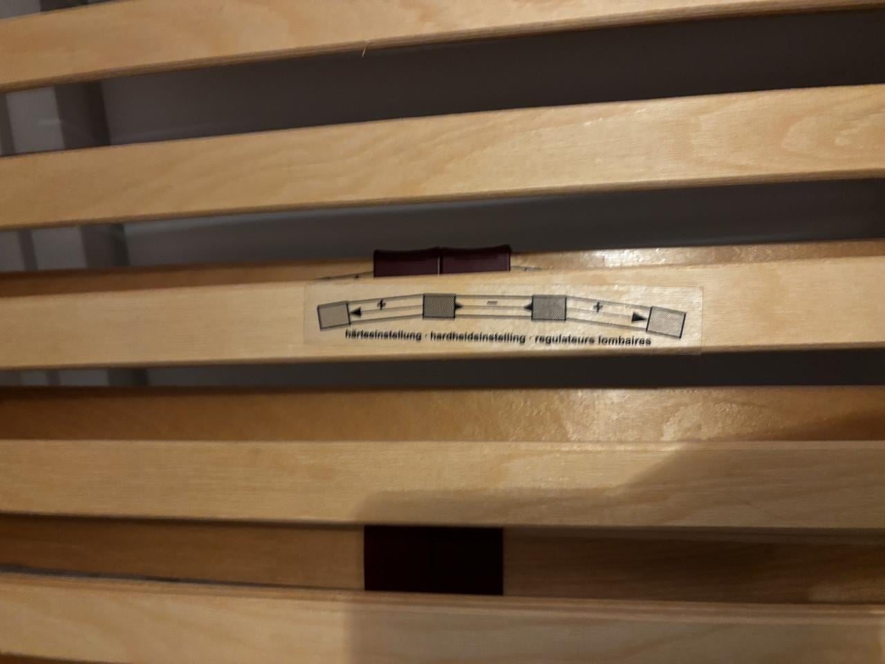 Tweepersoonsbed 140x200 met 2 nachtkastjes