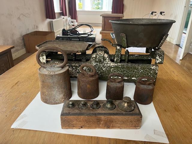 Ouderwetse weegschaal met gewichten