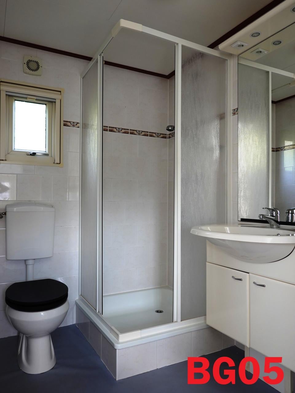 Spiegelchalet, chalet met gespiegelde indeling en dubbel glas te koop