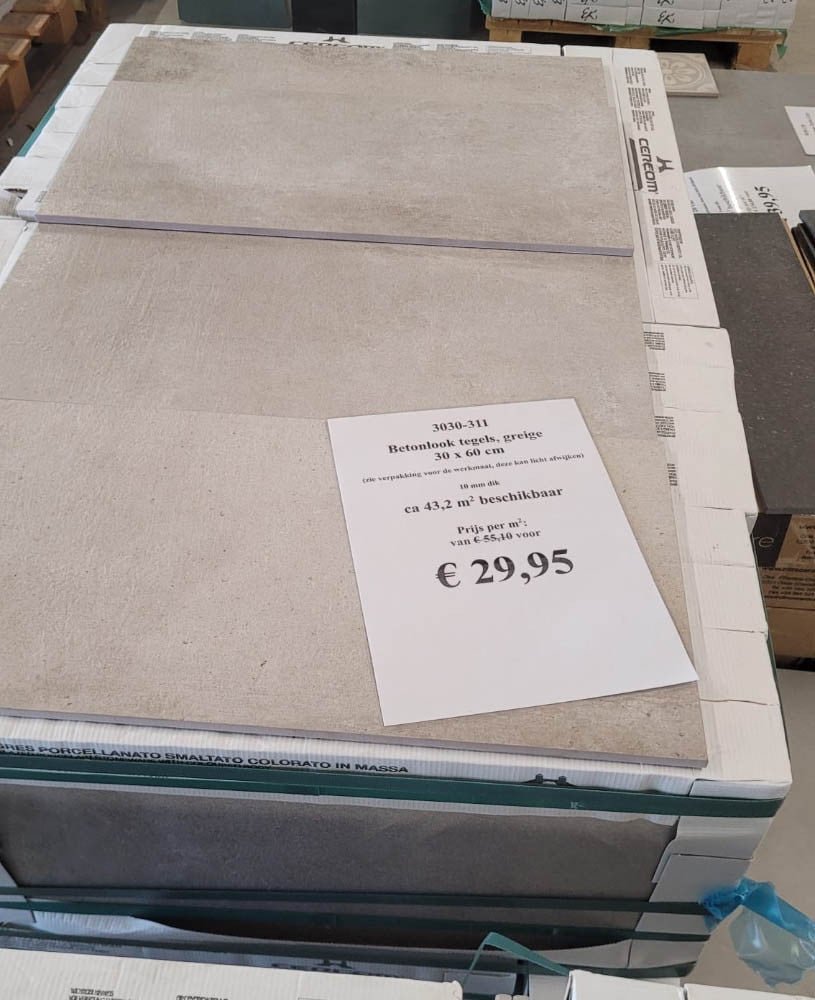 3030-309 ca 31 m² beige betonlook tegels, 30x60 cm, van € 55,10/m² voor