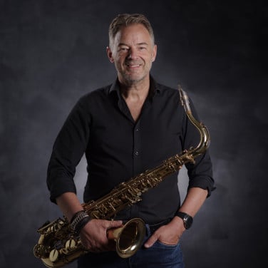 DJ, saxofonist en zanger in 1 persoon? Kan gewoon!!