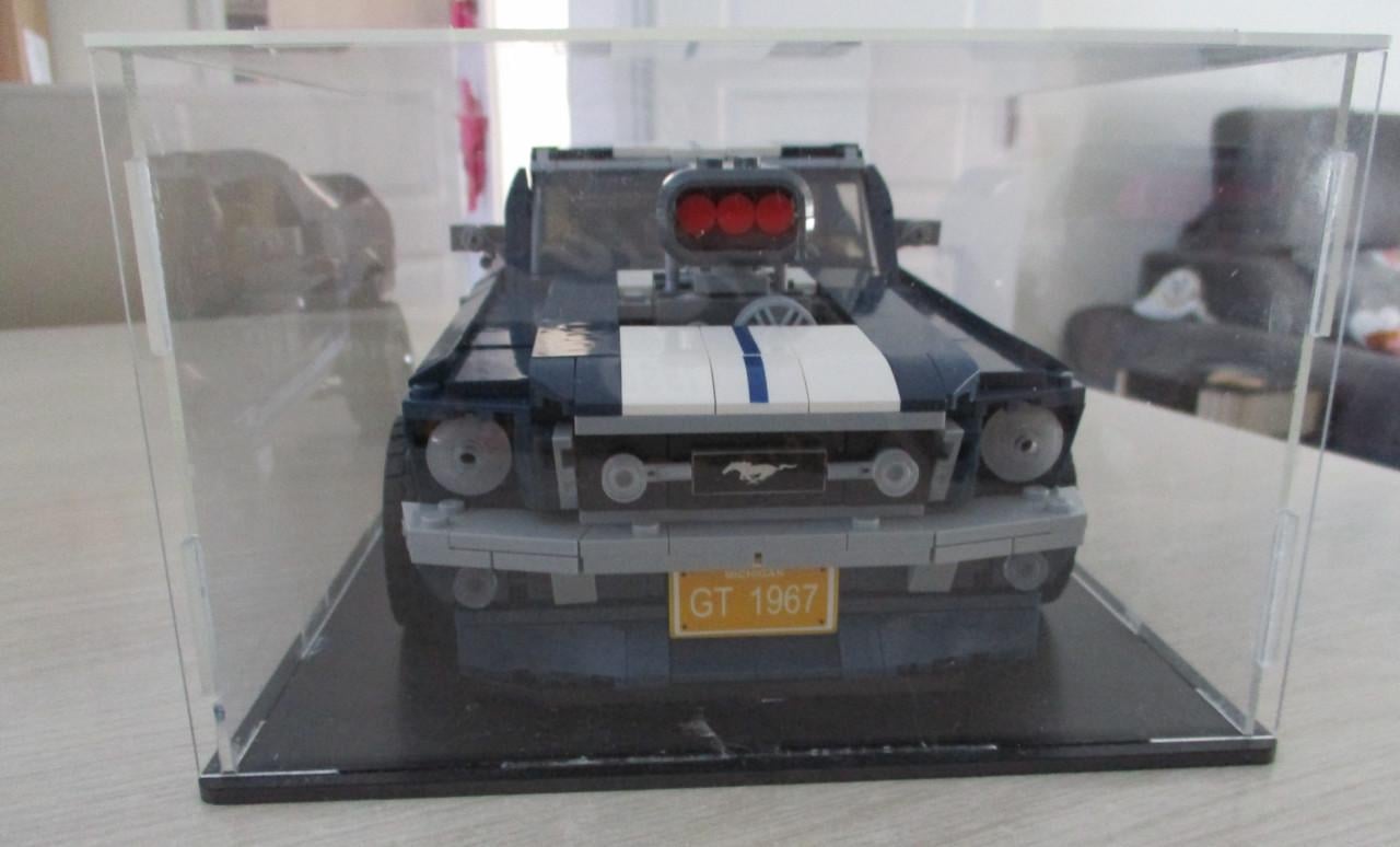 2x Ford Mustang  500GT    in mooie vitrine   (technic lego)