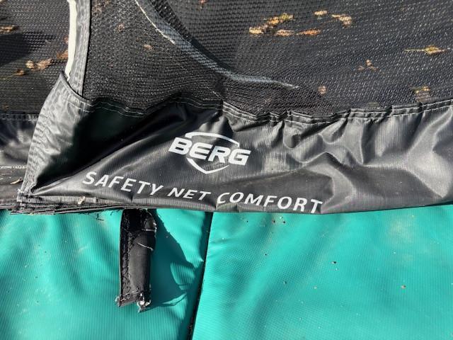 Berg trampoline 4.30 met vangnet en trap