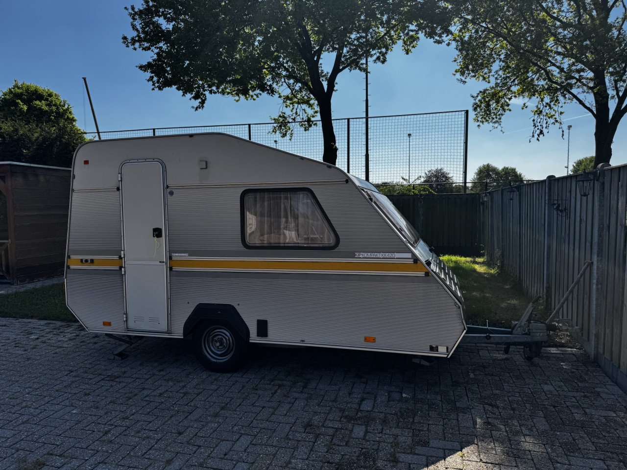 Mooie Retro Kip caravan 1988 met 2 zitjes en luifel