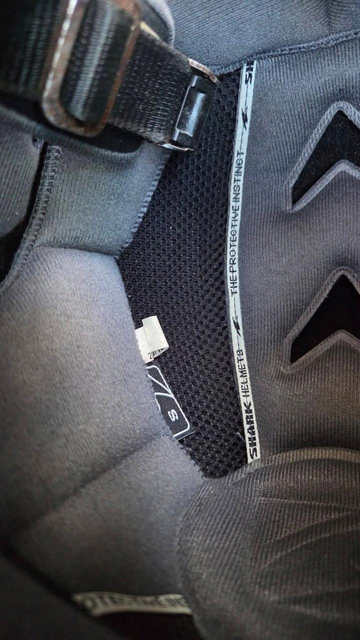 Matte, zwarte integraalhelm van het merk Shark.
