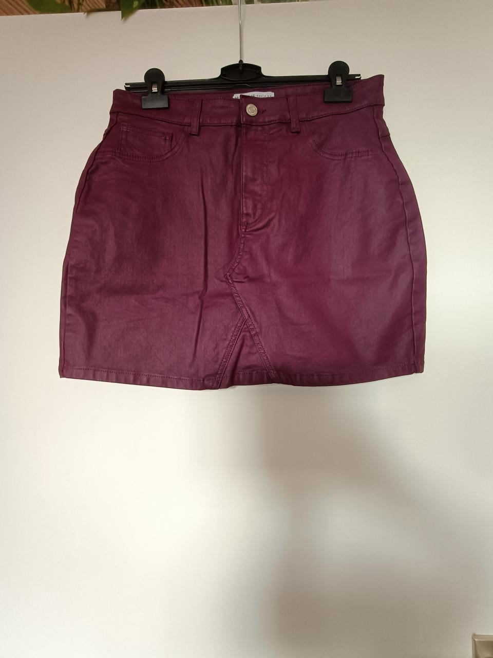 Mooie rok, ziet er nog heel goed uit. Maat 42. Nep leer achtig materiaal.