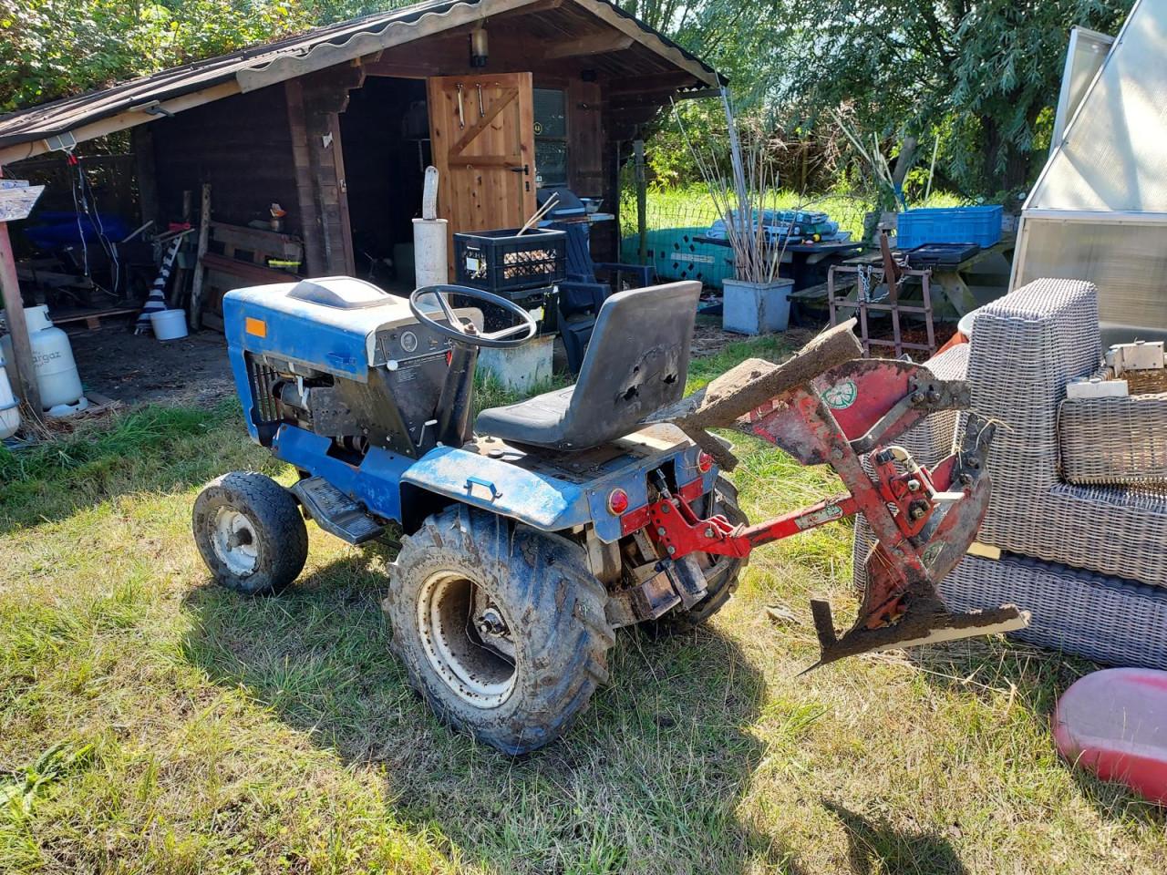 Bolens tuin tractor met accessoires uit de jaren 70.