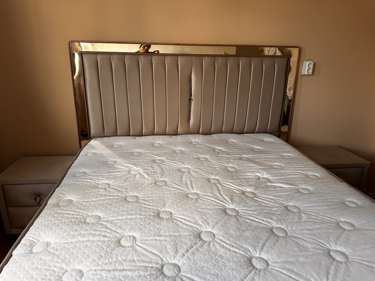 Boxspring Tweepersoons bed  maar 2 jaar oud + nachtkastjes + voetbank