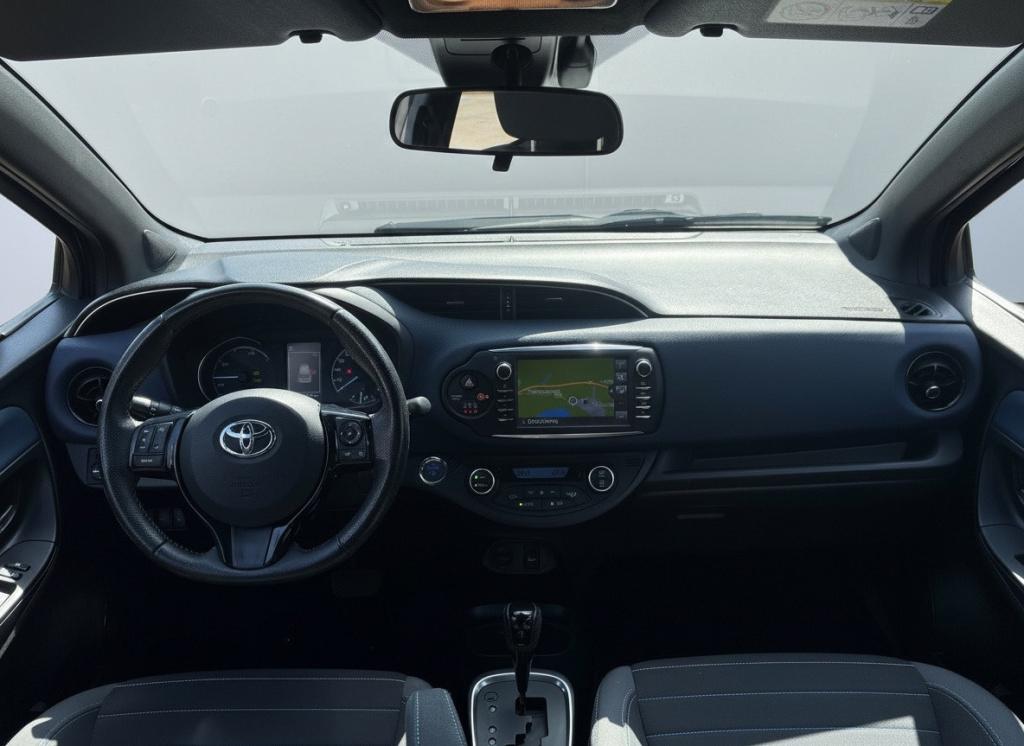Toyota Yaris 1.5 hybrid bi-tone