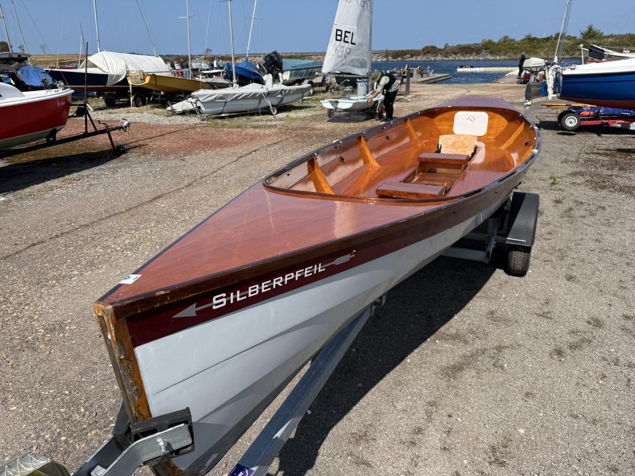 Tweepersoons houten roeiboot