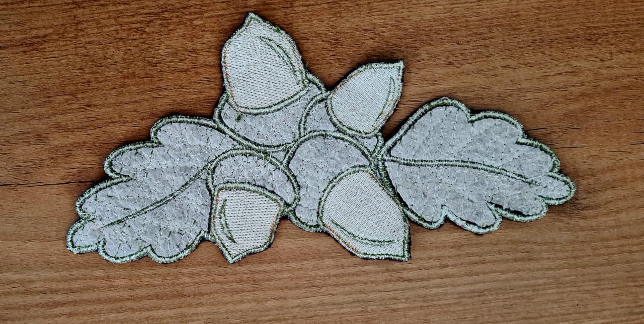 Grote applicatie met bladeren en eikeltjes, 25x13 cm