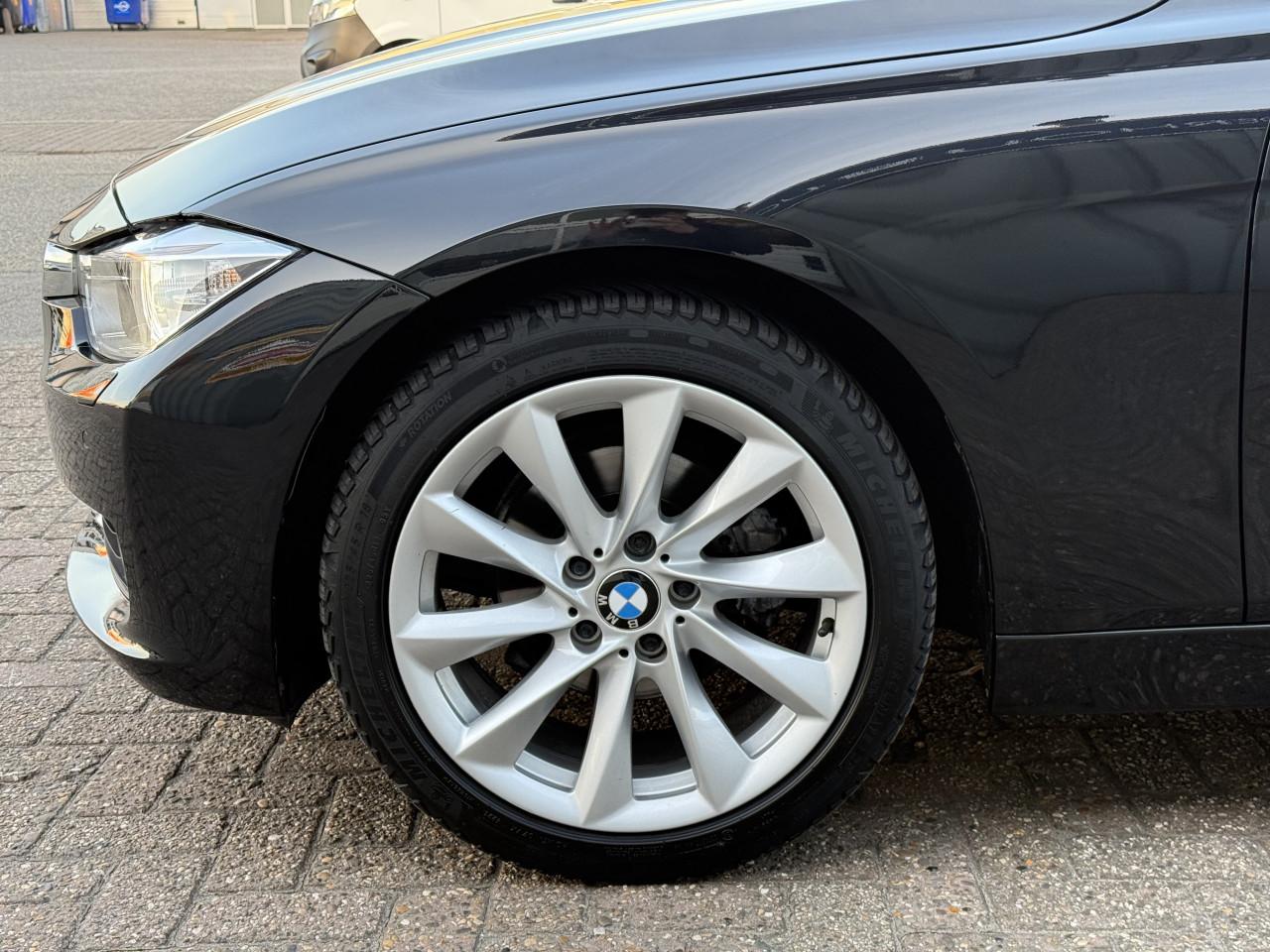 BMW 3-serie - 320i High Executive