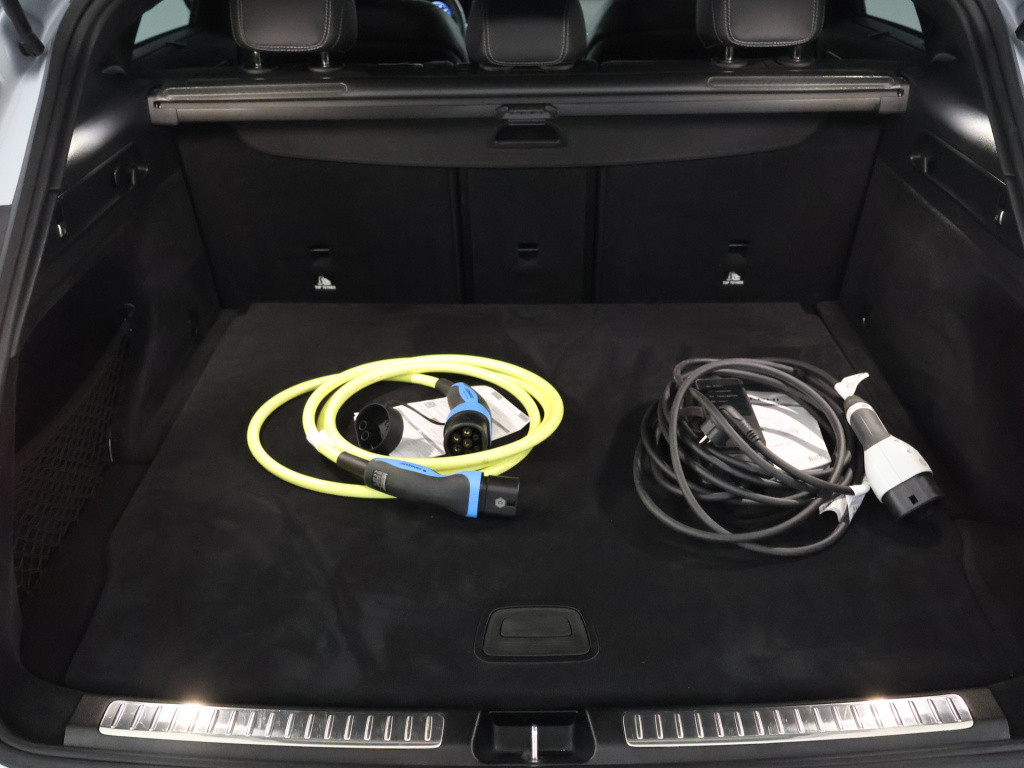 Mercedes-Benz Eqc 400 4matic amg line 80 kwh | schuifdak | trekhaak | stoel