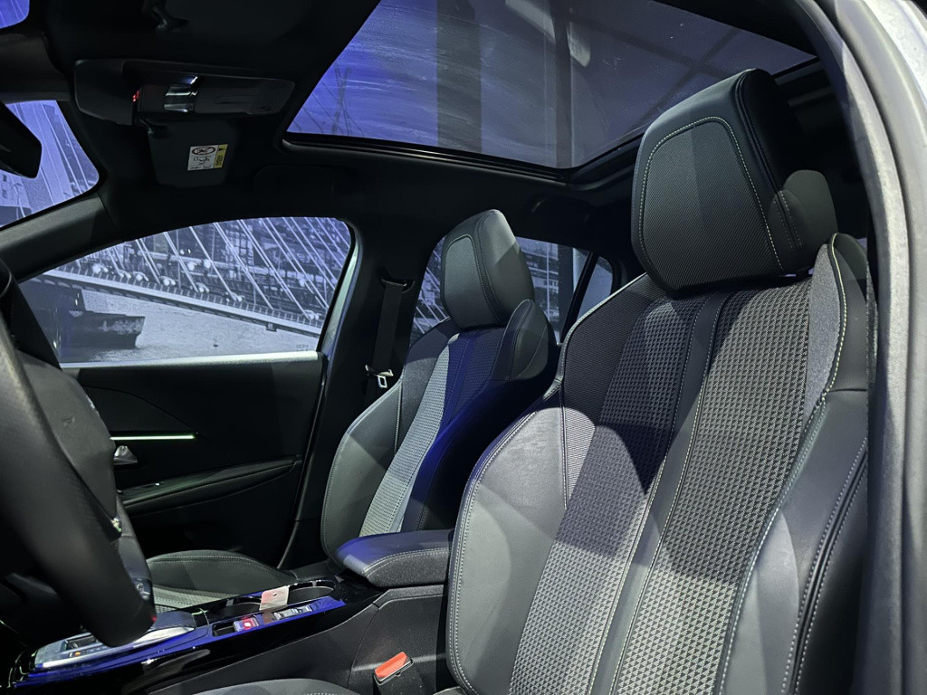 Peugeot 208 1.2 puretech gt *pano*camera*carplay*