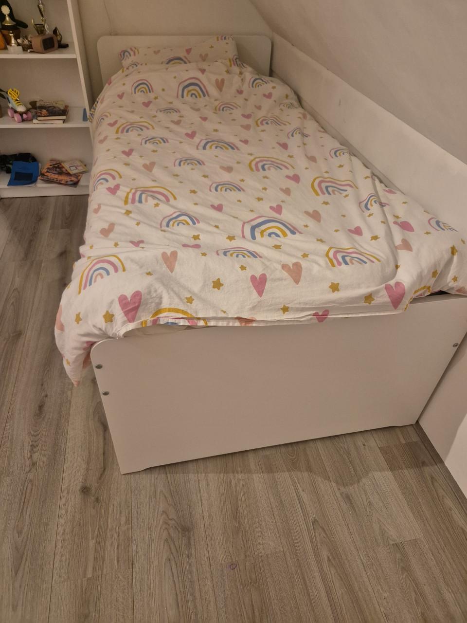 Eenpersoonsbed met onderbed en opberglades