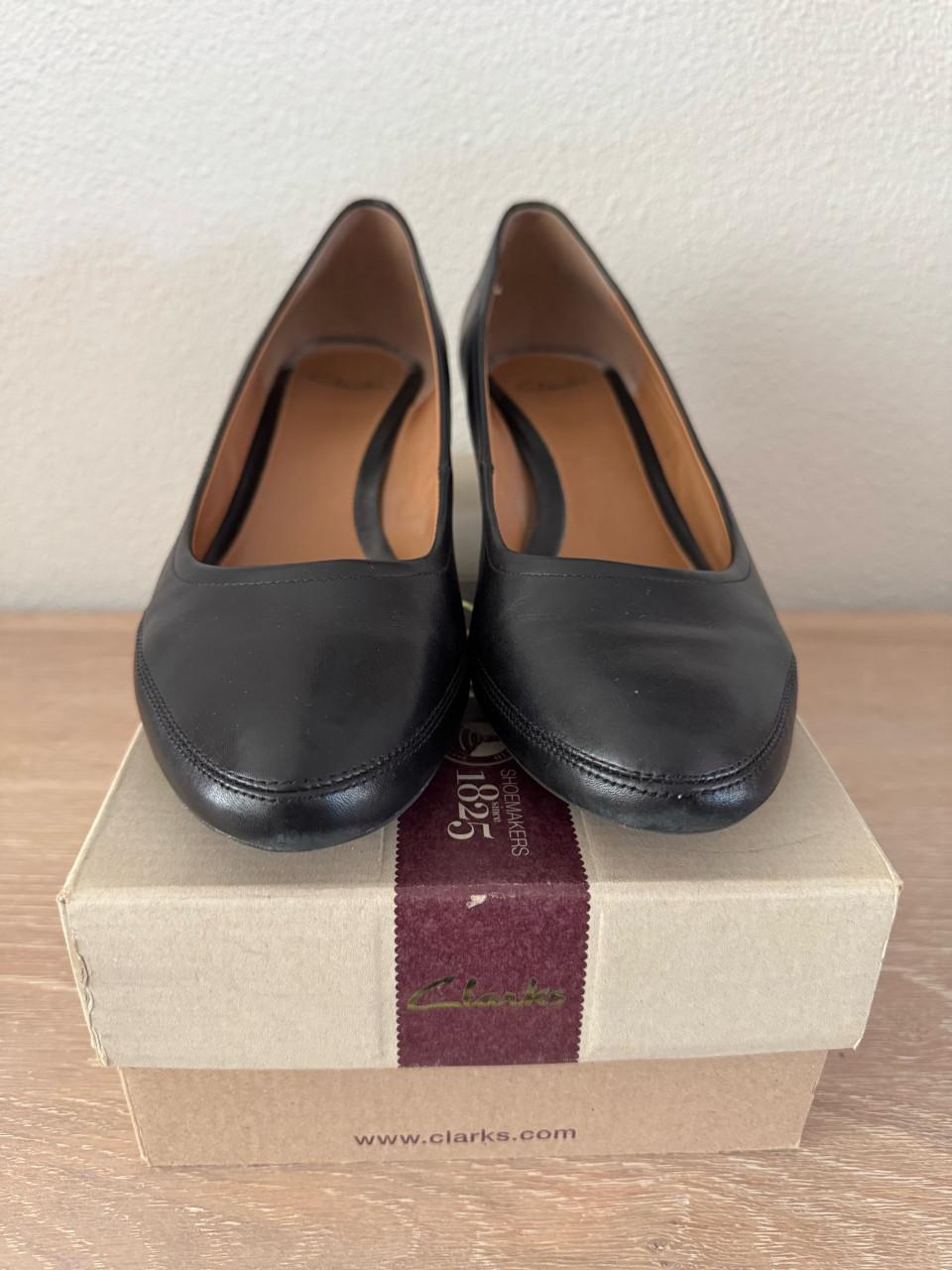 Zwarte leren pumps van Clarks in maat 41,5