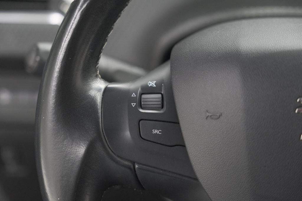 Peugeot 208 puretech 82 blue lease allure | parkeersensoren | climate contr