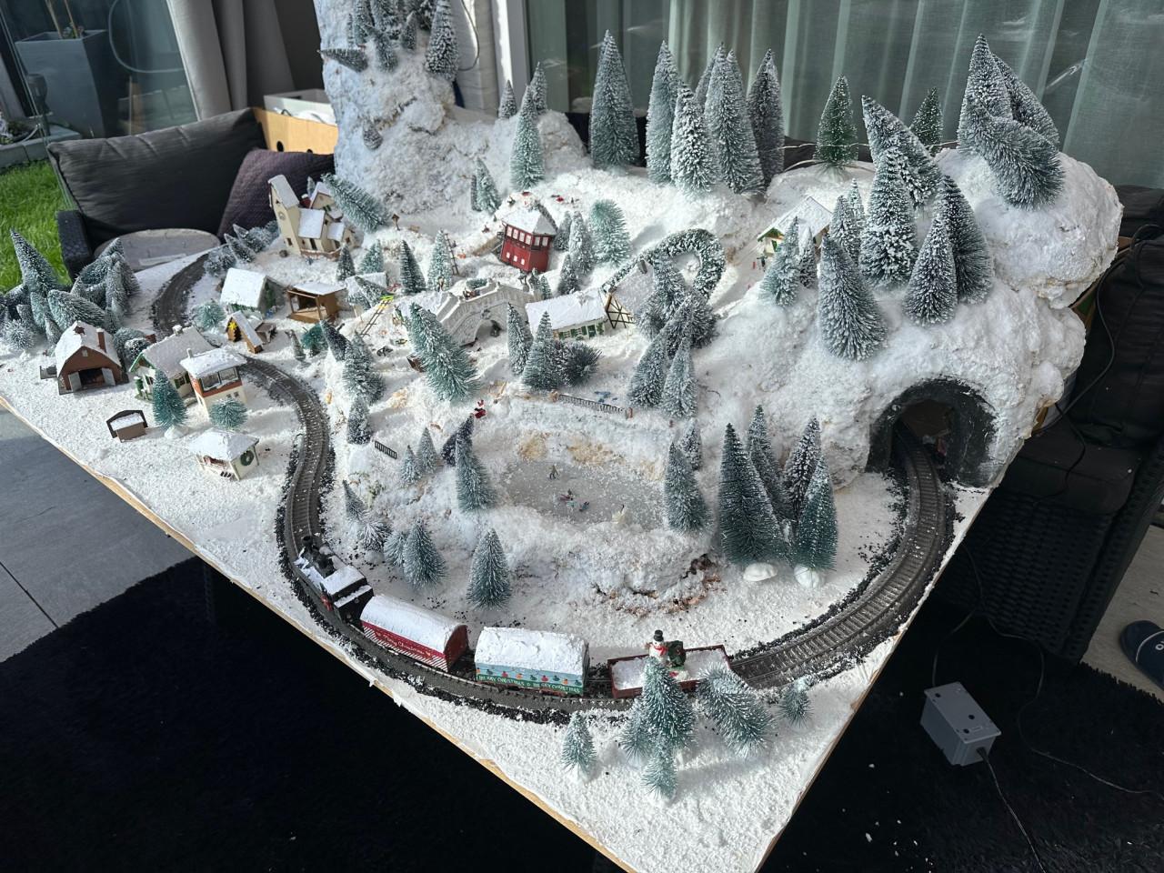 Treinbaan kerstdorp te koop.