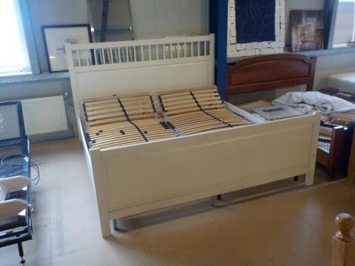 Ledikant 180 x 200 cm met verstelbare bodems in goede staat zonder matras