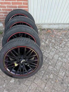 Velgen met zo goed als nieuwe banden