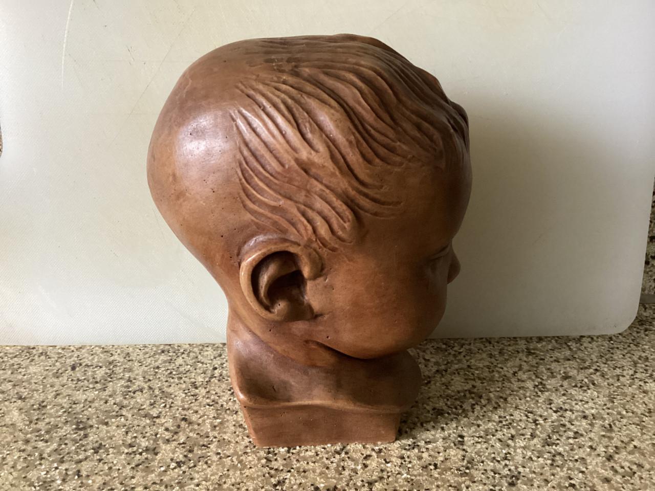 Massief kinderkopje. Kleur: bruin.