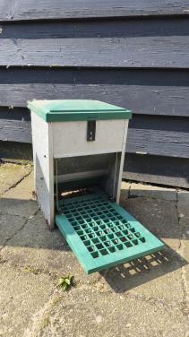 Voerbak -trapbak voor kippen