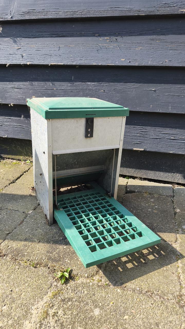 Voerbak -trapbak voor kippen