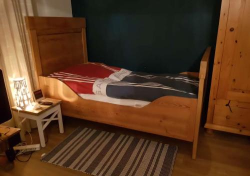 Prachtig antiek houten eenpersoonsbed met lattenbodem