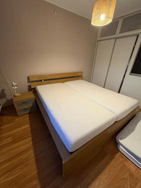 Tweepersoonsbed incl. matrassen en nachtkasje