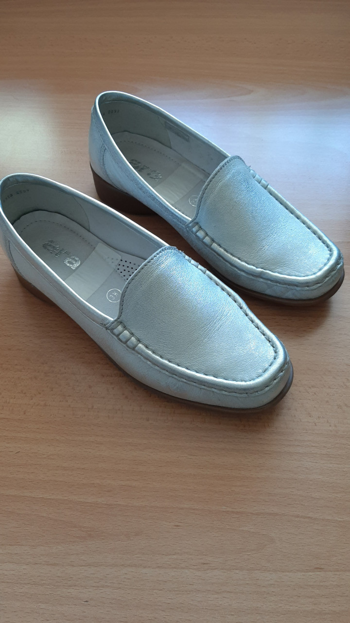 ARA maat 3½ zilverkleurige lederen loafers