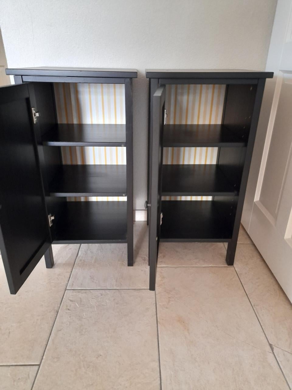 2 Nachtkastjes 39 x 39 x 75H ( in goede staat )