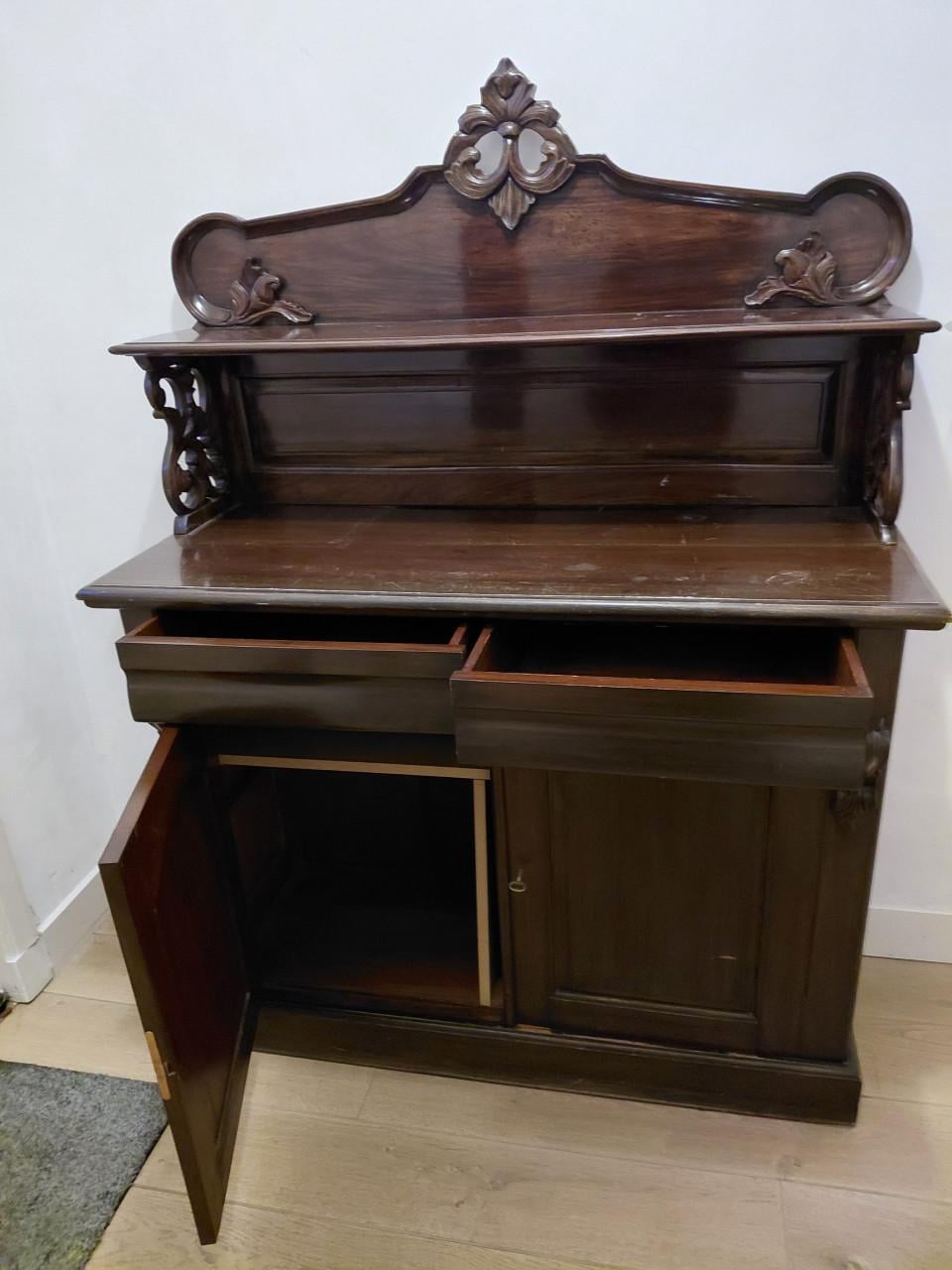 Antiek kastje voor in de gang voor een prikkie