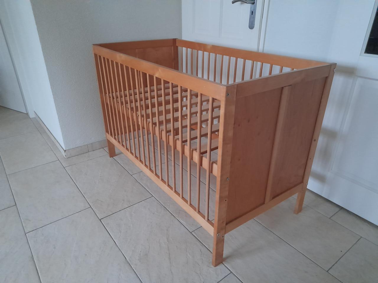 Houten ledikantje (in goede nette staat )