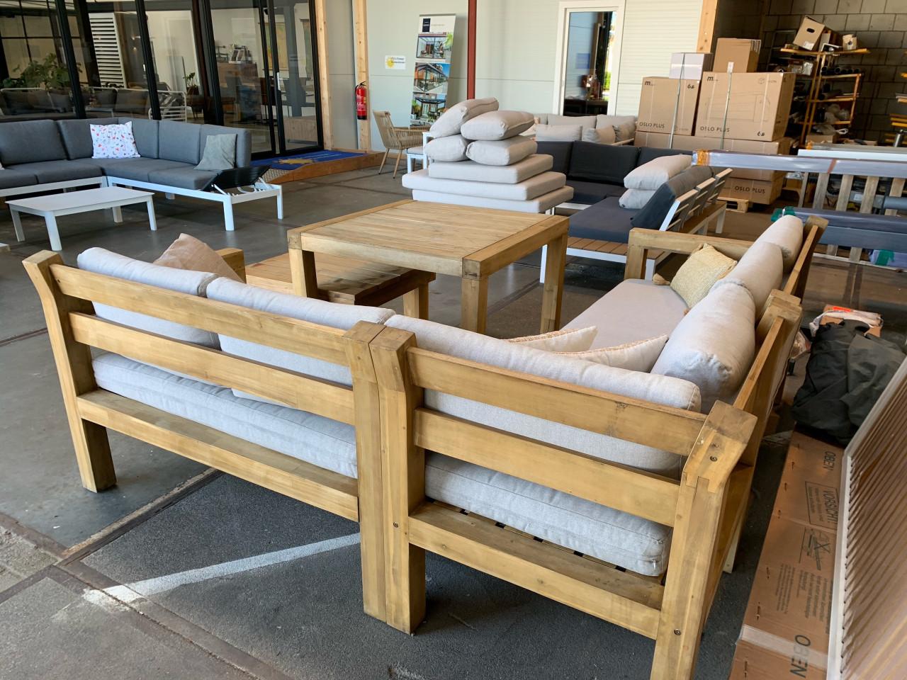 Hardhouten Loungeset met hoge tafel en salontafel en kussens.