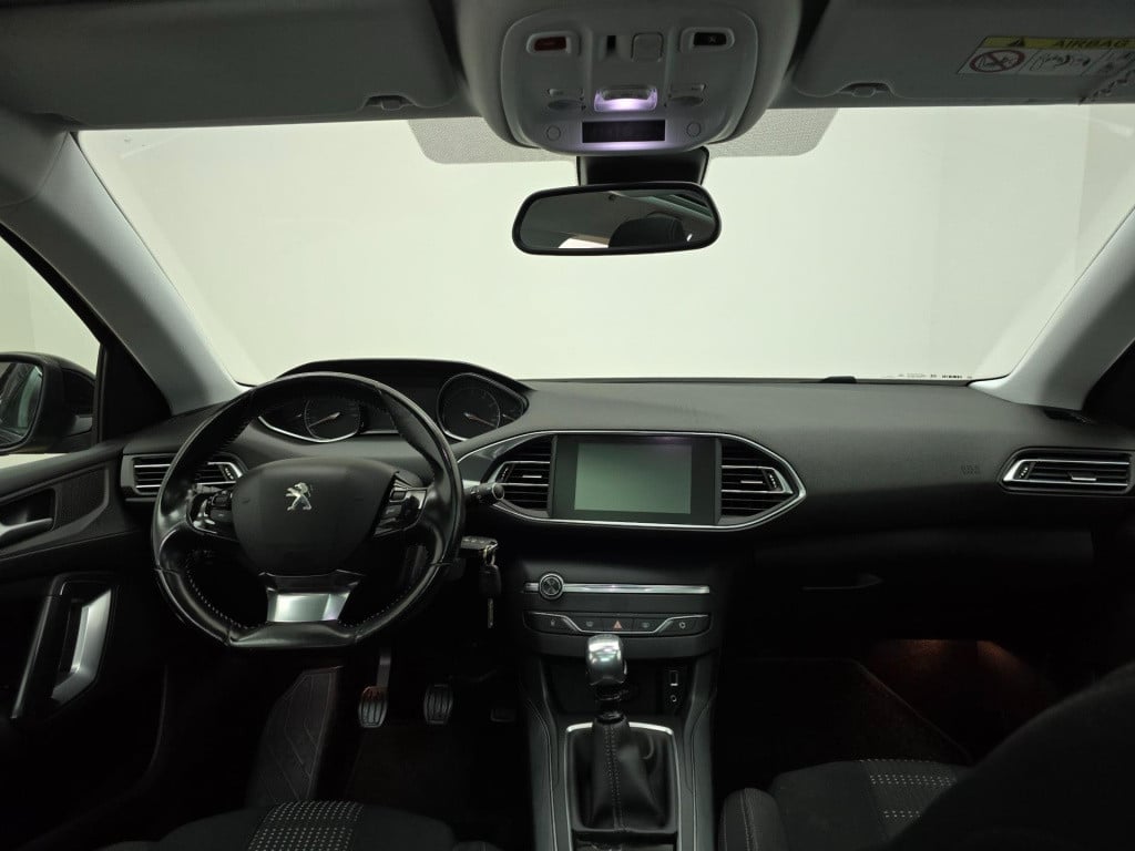 Peugeot 308 sw occasion stationwagen met trekhaak en grote kofferbak | twee