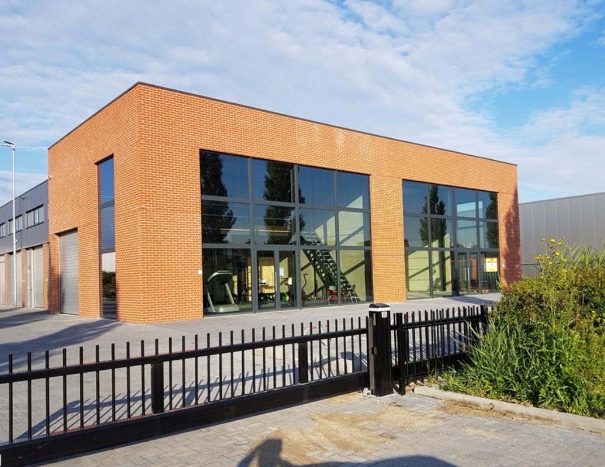 Ruime bedrijfsunit te huur.