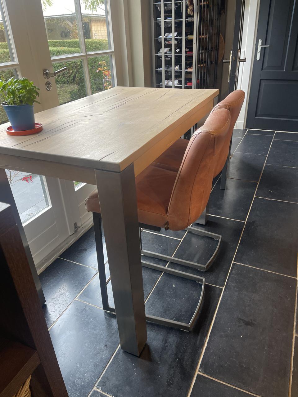 Bartafel  en 2 stoelen