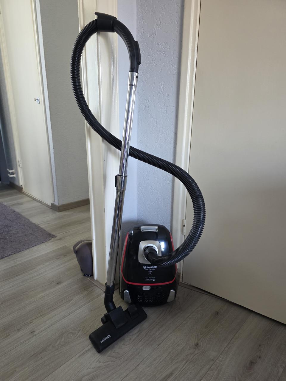 Goed werkend stofzuiger merk SAUBER met stof zak-220V-600W