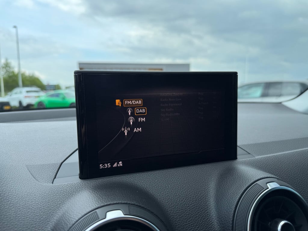 Audi Q2 35 tfsi s edition * panoramadak * camera * keyless