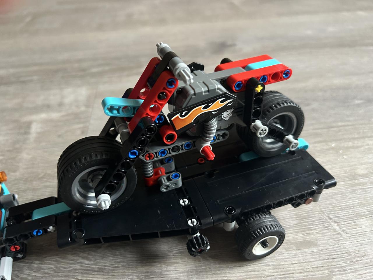 Lego Set - 42106 - Technic – Truck en Motor voor Stuntshow