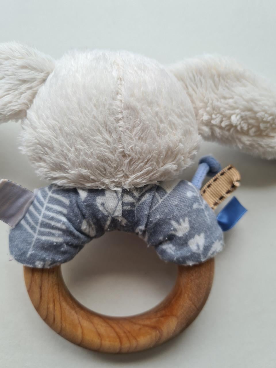Little Dutch rammelaar met een houten ring uit de Adventure collectie.