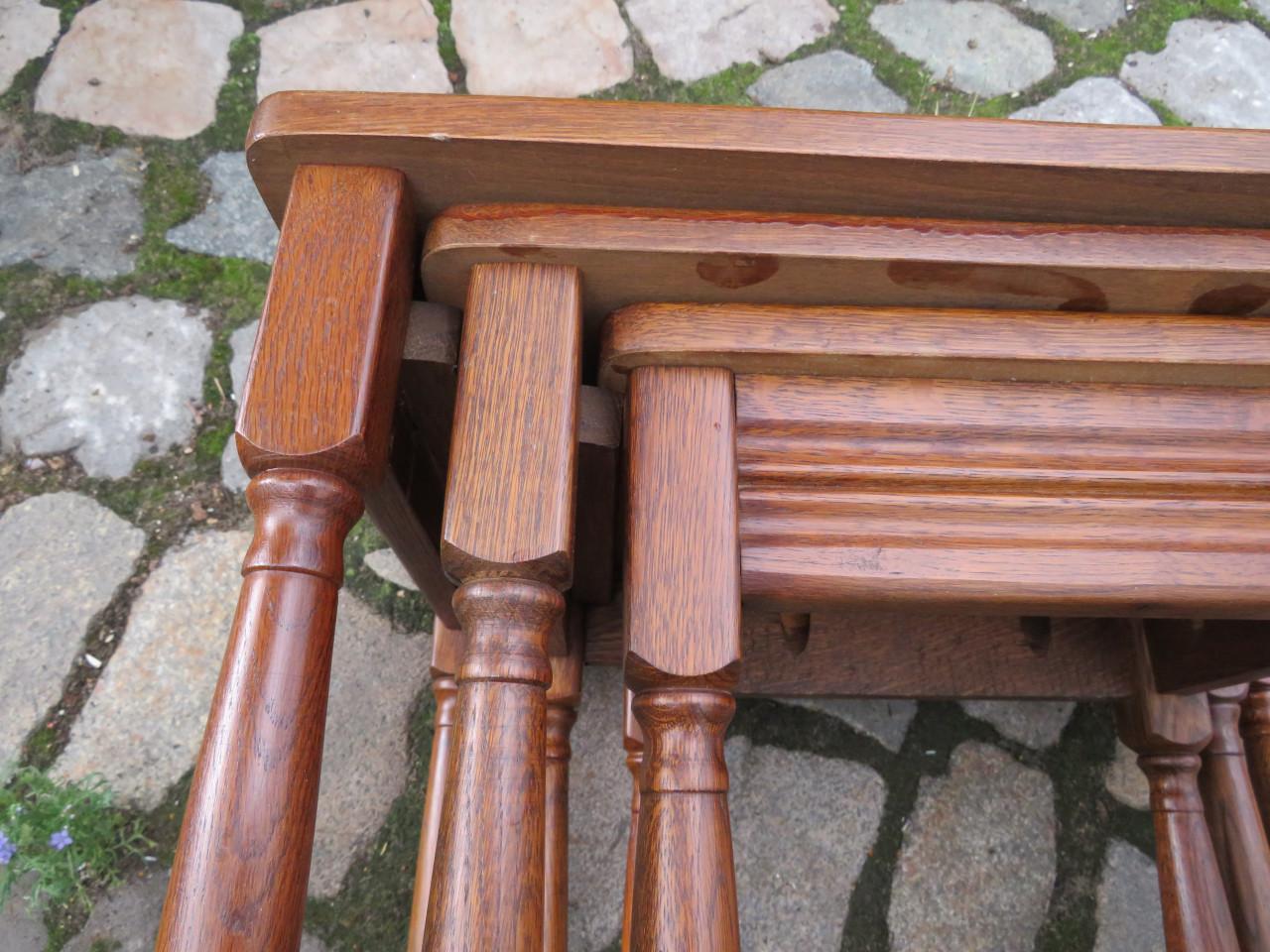 Set van drie Franse eikenhouten bijzettafels uit de jaren 60, Louis XIII