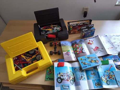 K’NEX set met opbergkoffers, bouwboekjes & onderdelen
