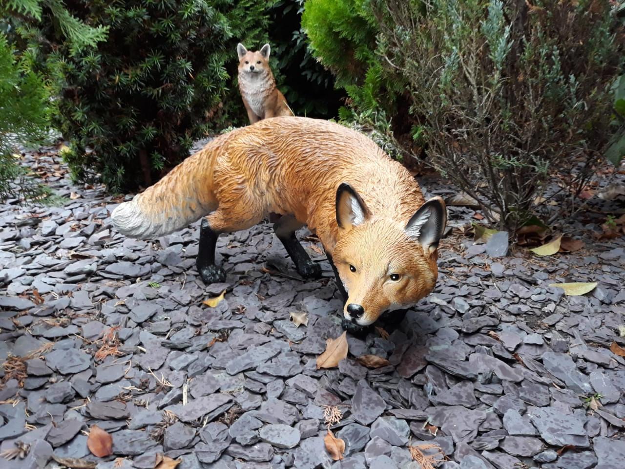 Varkend zittend met gele laarzen - decoratie - 30cm