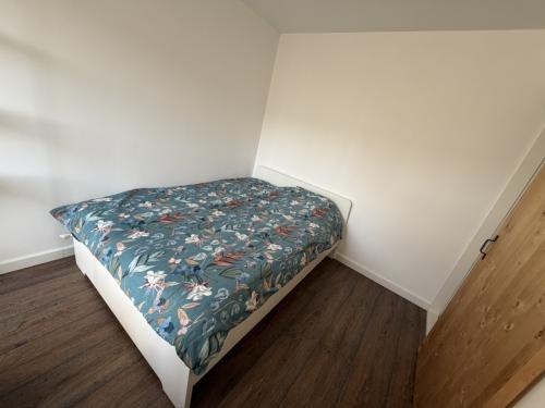 IKEA Askvoll bed incl matras & lattenbodems 140x200 – zo goed als nieuw.