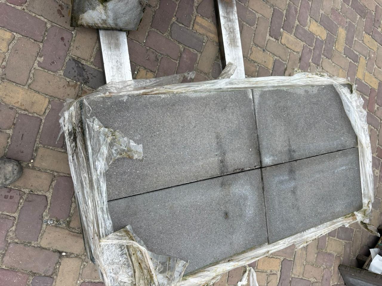 Partij grijze betontegels 30x60x4