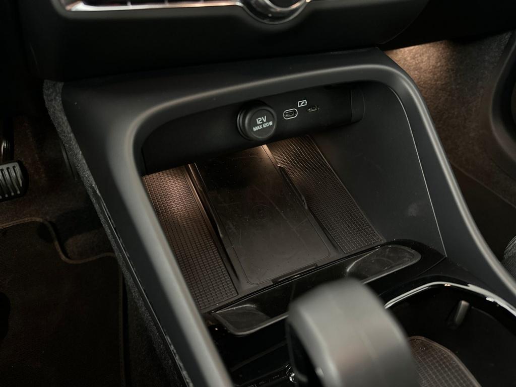 Volvo XC40 b4 197pk plus dark| camera| trekhaak| adap.cruise| h&k audio