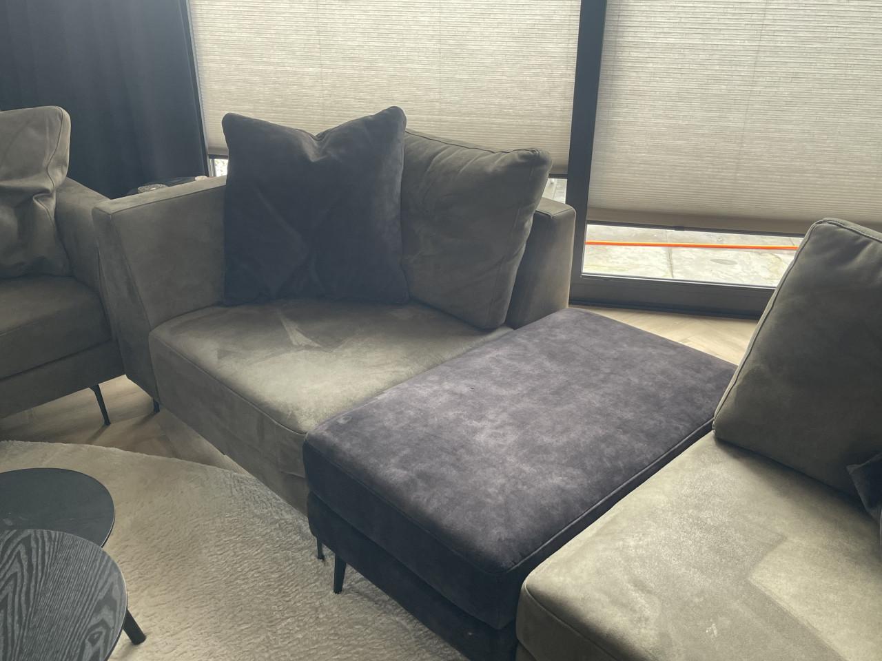 Chaise longue en bank met poef